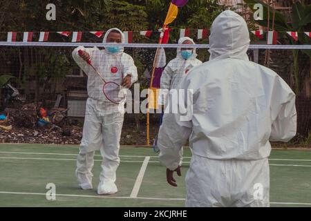 Les résidents jouant au badminton portant des combinaisons hazmat pour commémorer le 76th jour de l'indépendance de l'Indonésie qui tombe sur 17 août, à Pekanbaru, province de Riau, Indonésie, sur 16 août, 2021. C'est aussi l'espoir que le gouvernement indonésien puisse libérer sa population de l'épidémie de COVID-19. L'Indonésie a enregistré plus de 100 000 décès depuis Covid-19, alors que le pays continue de lutter contre une énorme vague d'infections provoquées par la variante delta. (Photo par Afrianto Silahi/NurPhoto) Banque D'Images