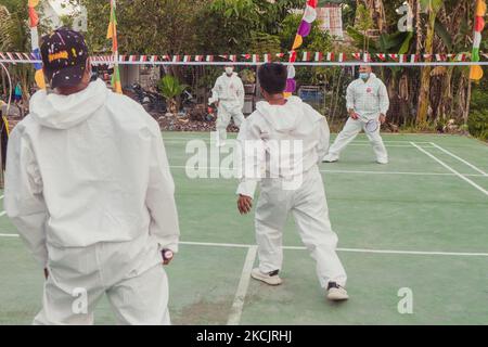 Les résidents jouant au badminton portant des combinaisons hazmat pour commémorer le 76th jour de l'indépendance de l'Indonésie qui tombe sur 17 août, à Pekanbaru, province de Riau, Indonésie, sur 16 août, 2021. C'est aussi l'espoir que le gouvernement indonésien puisse libérer sa population de l'épidémie de COVID-19. L'Indonésie a enregistré plus de 100 000 décès depuis Covid-19, alors que le pays continue de lutter contre une énorme vague d'infections provoquées par la variante delta. (Photo par Afrianto Silahi/NurPhoto) Banque D'Images