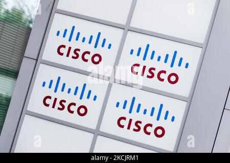 Les logos de la société Cisco sont visibles à proximité du bureau de Cracovie, en Pologne, sur 16 août 2021. (Photo de Jakub Porzycki/NurPhoto) Banque D'Images