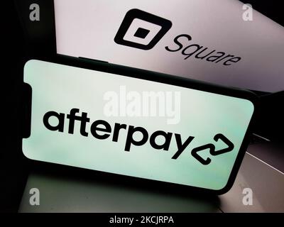 Le logo Afterpay affiché sur l'écran d'un téléphone et le logo carré affiché sur l'écran d'un ordinateur portable sont illustrés sur cette photo prise à Cracovie, en Pologne, sur 16 août 2021. (Photo de Jakub Porzycki/NurPhoto) Banque D'Images