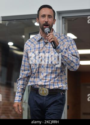 Derek Sloan, député canadien indépendant de Hastings Lennox and Addington, s'adresse à la foule lors de la « discussion sur l'avenir du Canada » lors de sa tournée en Alberta au St. Albert Curling Club. Sloan, un ancien député du Parti conservateur, a été retiré du caucus conservateur en janvier 2021 pour ses opinions controversées sur l'avortement, les questions touchant le LGBTQ, ainsi que pour avoir fait des remarques prétendument racistes. Le lundi 16 août 2021, à St. Albert, Alberta, Canada. (Photo par Artur Widak/NurPhoto) Banque D'Images