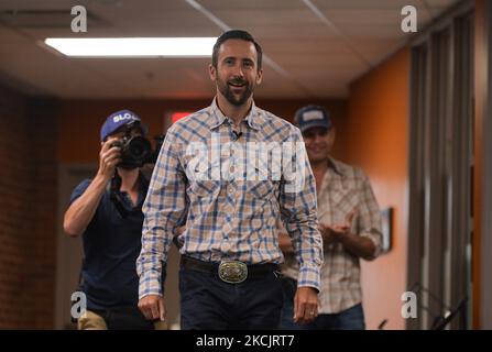 Derek Sloan, député canadien indépendant de Hastings Lennox and Addington, arrive pour « la discussion sur l'avenir du Canada » lors de sa tournée en Alberta au St. Albert Curling Club. Sloan, un ancien député du Parti conservateur, a été retiré du caucus conservateur en janvier 2021 pour ses opinions controversées sur l'avortement, les questions touchant le LGBTQ, ainsi que pour avoir fait des remarques prétendument racistes. Le lundi 16 août 2021, à St. Albert, Alberta, Canada. (Photo par Artur Widak/NurPhoto) Banque D'Images