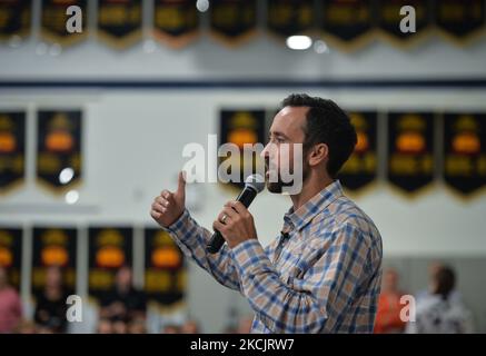 Derek Sloan, député canadien indépendant de Hastings Lennox and Addington, s'adresse à la foule lors de la « discussion sur l'avenir du Canada » lors de sa tournée en Alberta au St. Albert Curling Club. Sloan, un ancien député du Parti conservateur, a été retiré du caucus conservateur en janvier 2021 pour ses opinions controversées sur l'avortement, les questions touchant le LGBTQ, ainsi que pour avoir fait des remarques prétendument racistes. Le lundi 16 août 2021, à St. Albert, Alberta, Canada. (Photo par Artur Widak/NurPhoto) Banque D'Images