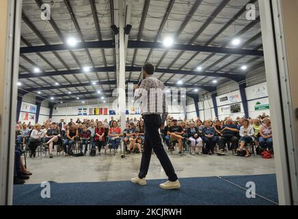 Derek Sloan, député canadien indépendant de Hastings Lennox and Addington, s'adresse à la foule lors de la « discussion sur l'avenir du Canada » lors de sa tournée en Alberta au St. Albert Curling Club. Sloan, un ancien député du Parti conservateur, a été retiré du caucus conservateur en janvier 2021 pour ses opinions controversées sur l'avortement, les questions touchant le LGBTQ, ainsi que pour avoir fait des remarques prétendument racistes. Le lundi 16 août 2021, à St. Albert, Alberta, Canada. (Photo par Artur Widak/NurPhoto) Banque D'Images