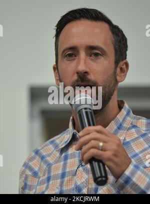 Derek Sloan, député canadien indépendant de Hastings Lennox and Addington, s'adresse à la foule lors de la « discussion sur l'avenir du Canada » lors de sa tournée en Alberta au St. Albert Curling Club. Sloan, un ancien député du Parti conservateur, a été retiré du caucus conservateur en janvier 2021 pour ses opinions controversées sur l'avortement, les questions touchant le LGBTQ, ainsi que pour avoir fait des remarques prétendument racistes. Le lundi 16 août 2021, à St. Albert, Alberta, Canada. (Photo par Artur Widak/NurPhoto) Banque D'Images