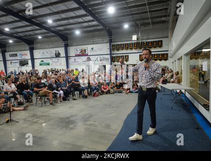 Derek Sloan, député canadien indépendant de Hastings Lennox and Addington, s'adresse à la foule lors de la « discussion sur l'avenir du Canada » lors de sa tournée en Alberta au St. Albert Curling Club. Sloan, un ancien député du Parti conservateur, a été retiré du caucus conservateur en janvier 2021 pour ses opinions controversées sur l'avortement, les questions touchant le LGBTQ, ainsi que pour avoir fait des remarques prétendument racistes. Le lundi 16 août 2021, à St. Albert, Alberta, Canada. (Photo par Artur Widak/NurPhoto) Banque D'Images