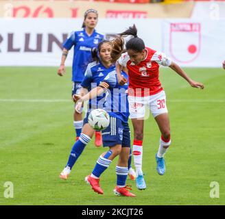 Johanna Muñoz, de l'Independiente Santa Fe, atteint le ballon avec sa tête lors du match entre l'Independiente Santa Fe et Millonarios au stade Nemesio Camacho El Campin de Bogota pour la Ligue des femmes. (Photo de Daniel Garzon Herazo/NurPhoto) Banque D'Images