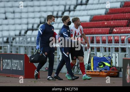 Stephen Wearne de Sunderland est escorté hors du terrain avec une blessure lors du match PL 2 Division 2 entre Sunderland et Fulham au Stade de Light, Sunderland, le lundi 16th août 2021. (Photo de will Matthews/MI News/NurPhoto) Banque D'Images