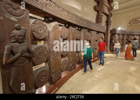 Une famille regarde un artefact à l'intérieur du Musée de l'Inde à Kolkata, en Inde, le 17 août 2021, que les lieux touristiques et les destinations ont été autorisés à ouvrir à partir d'aujourd'hui, comme le verrouillage a été retiré par le gouvernement du Bengale occidental . (Photo par Debarchan Chatterjee/NurPhoto) Banque D'Images