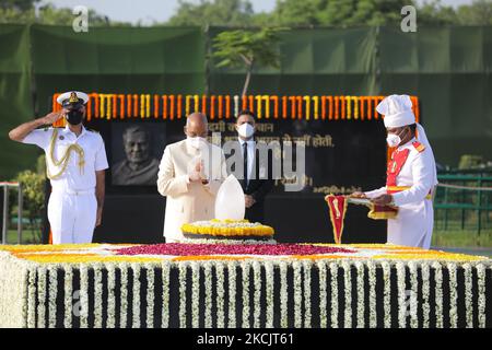 Le président RAM Nath Kovind rend des hommages floraux et assiste à un service commémoratif pour l'ancien Premier ministre de l'Inde, Atal Bihari Vajpayee à l'occasion de son anniversaire de décès à Sadaïv Atal sur 16 août 2021 à New Delhi, en Inde. (Photo par Arrush Chopra/NurPhoto) Banque D'Images