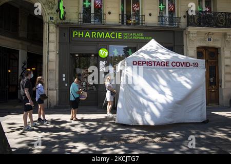 Les gens attendent dans la file d'attente à un belvédère pour Covid-19 tests rapides antigéniques à Paris, France sur 19 juillet 2021. (Photo par Emmanuele Contini/NurPhoto) Banque D'Images