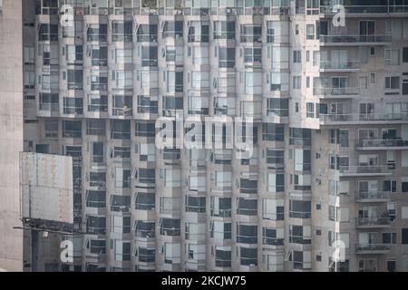 Le 17 août 2021, une légère brume de pollution de l'air a surpassé Mexico, au Mexique, obscurcissant le paysage urbain et les nombreux gratte-ciels de la ville. (Photo de Diego Cupolo/NurPhoto) Banque D'Images