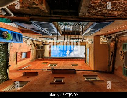 Ciel au-dessus de l'ancienne maison médiévale murs dans la vieille ville de Villefranche sur Mer sur la Côte d'Azur, au sud de la France, photographié du sol Banque D'Images