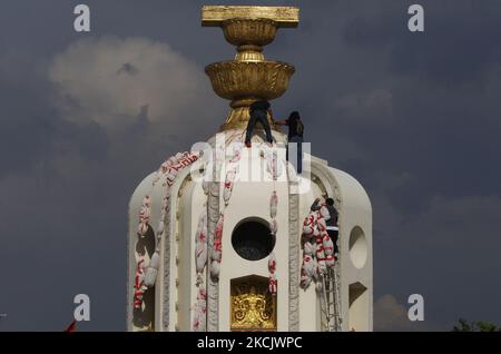 Les manifestants raccrochent des pièces de COVID-19 sur le monument de la démocratie lors de la manifestation à Bangkok sur 18 août 2021. Les manifestants qui demandent le Premier ministre thaïlandais, Prayut Chan-o-cha, se défait et le gouvernement sera tenu responsable de sa mauvaise gestion flagrante de la pandémie de Covid-19. (Photo de Chaiwat Subprasom/NurPhoto) (photo de Chaiwat Subprasom/NurPhoto) Banque D'Images