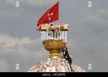 Les manifestants raccrochent des pièces de COVID-19 sur le monument de la démocratie lors de la manifestation à Bangkok sur 18 août 2021. Les manifestants qui demandent le Premier ministre thaïlandais, Prayut Chan-o-cha, se défait et le gouvernement sera tenu responsable de sa mauvaise gestion flagrante de la pandémie de Covid-19. (Photo de Chaiwat Subprasom/NurPhoto) (photo de Chaiwat Subprasom/NurPhoto) Banque D'Images