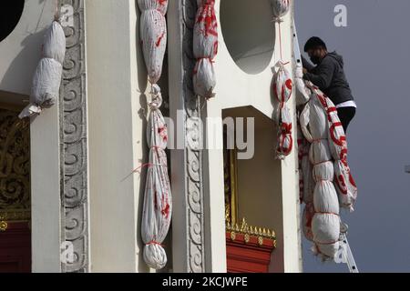 Les manifestants raccrochent des pièces de COVID-19 sur le monument de la démocratie lors de la manifestation à Bangkok sur 18 août 2021. Les manifestants qui demandent le Premier ministre thaïlandais, Prayut Chan-o-cha, se défait et le gouvernement sera tenu responsable de sa mauvaise gestion flagrante de la pandémie de Covid-19. (Photo de Chaiwat Subprasom/NurPhoto) (photo de Chaiwat Subprasom/NurPhoto) Banque D'Images