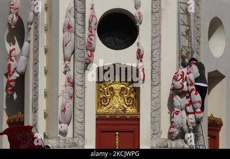 Les manifestants raccrochent des pièces de COVID-19 sur le monument de la démocratie lors de la manifestation à Bangkok sur 18 août 2021. Les manifestants qui demandent le Premier ministre thaïlandais, Prayut Chan-o-cha, se défait et le gouvernement sera tenu responsable de sa mauvaise gestion flagrante de la pandémie de Covid-19. (Photo de Chaiwat Subprasom/NurPhoto) (photo de Chaiwat Subprasom/NurPhoto) Banque D'Images