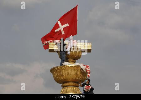 Les manifestants raccrochent des pièces de COVID-19 sur le monument de la démocratie lors de la manifestation à Bangkok sur 18 août 2021. Les manifestants qui demandent le Premier ministre thaïlandais, Prayut Chan-o-cha, se défait et le gouvernement sera tenu responsable de sa mauvaise gestion flagrante de la pandémie de Covid-19. (Photo de Chaiwat Subprasom/NurPhoto) (photo de Chaiwat Subprasom/NurPhoto) Banque D'Images