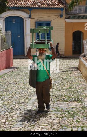 Man porte un établi sur sa tête alors qu'il descend l'une des nombreuses rues pavées de Trinidad, Cuba, sur 10 juillet 2009. (Photo de Creative Touch Imaging Ltd./NurPhoto) Banque D'Images