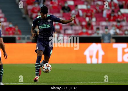 Noni Madueke du PSV Eindhoven en action pendant le match de football de première jambe de la Ligue des champions de l'UEFA entre SL Benfica et PSV Eindhoven au stade Luz à Lisbonne, Portugal sur 18 août 2021. (Photo par Pedro Fiúza/NurPhoto) Banque D'Images