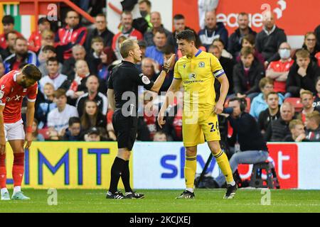 Arbitre, Gavin Ward a des mots avec Darragh Lenihan de Blackburn Rovers lors du match de championnat Sky Bet entre Nottingham Forest et Blackburn Rovers au City Ground, Nottingham, le mercredi 18th août 2021. (Photo de Jon Hobley/MI News/NurPhoto) Banque D'Images