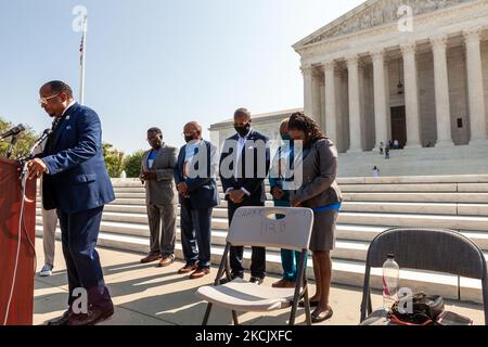 L'évêque Tavis Grant de Rainbow PUSH Coalition commence une conférence de presse sur les droits de vote à la Cour suprême par une prière. Droits de vote la nièce et les frères du congressiste John Lewis ont pris la parole, promettant de poursuivre sa lutte pour le droit de vote pour tous les Américains. Ils ont demandé au Congrès et au Président Biden de mettre fin à l'obstruction parlementaire et d'adopter la loi sur le droit de vote qui porte son nom, la loi John Lewis sur l'avancement des droits de vote, et la loi pour le peuple. Parrains de l'événement la Coalition pour la justice transformatrice (TJC) et les électeurs noirs comptent se joindre à eux dans ces demandes. De gauche à droite : Mgr Tavis Grant Banque D'Images