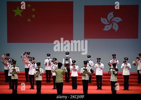 Groupe de police jouant l'hymne national chinois tout en se tenant sous le drapeau de la Chine et le drapeau de la RAS de Hong Kong lors d'une réception à domicile pour les athlètes de Hong Kong à Hong Kong, jeudi, 19 août 2021. Aujourd'hui, le gouvernement de Hong Kong accueille à domicile les athlètes de Hong Kong qui ont participé aux Jeux Olympiques de Tokyo en 2020. Cette année, l'équipe de Hong Kong aux Jeux Olympiques de Tokyo en 2020 a remporté trois médailles de bronze, deux d'argent et une d'or, résultat historique. (Photo de Vernon Yuen/NurPhoto) Banque D'Images