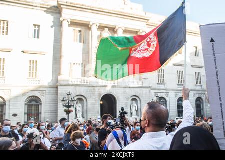 Le manifestant est vu avec un drapeau afghan. Près de cinq cents personnes ont manifesté à Barcelone en solidarité avec les filles et les femmes d'Afghanistan et en défense de leurs droits sous le slogan "Afghanistan: Pour une vie avec dignité et liberté" (photo de DAX Images/NurPhoto) Banque D'Images