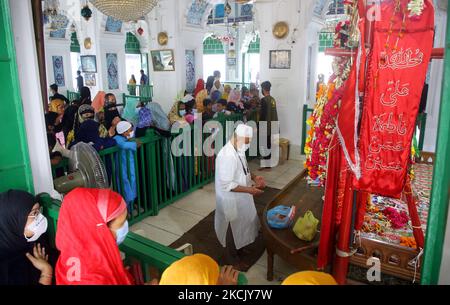 Le dixième jour de Muharram est célébré comme Ashura, les musulmans chiites célèbrent le jour du deuil pour rappeler le martyre du petit-fils du prophète Hazrat Muhammad Hazrat Imam Hussain, ses parents et 72 partisans lors du clash de Karbala ce jour dans l'année Hijri de 61, à Dhaka, Bangladesh, on 29 août 2020. Pour reconnaître cette journée, Shias fait régulièrement le défilé coutumier connu sous le nom de Tazia dans diverses régions du Bangladesh, dont la capitale Dhaka. Le groupe de gens planifie le défilé et commence leurs coutumes de reconnaissance quelques jours avant le dixième Muharram. Mais cette année Banque D'Images