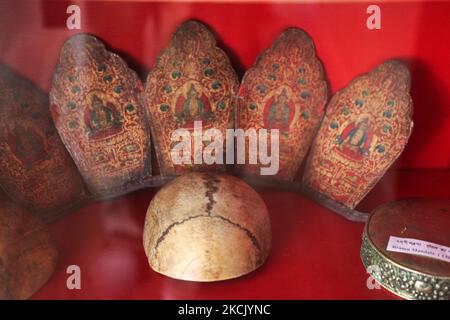 Objets d'art dont le sommet d'un crâne humain utilisé dans les cérémonies bouddhistes traditionnelles dans le musée de Matho Gompa (monastère de Matho) à Ladakh, Inde, sur 14 juillet 2010. (Photo de Creative Touch Imaging Ltd./NurPhoto) Banque D'Images