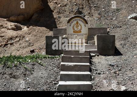 Mémorial pour un soldat de l'armée indienne tué en action par les forces pakistanaises dans les profondeurs de l'Himalaya près de la ligne de contrôle à Ladakh, Inde, sur 11 juillet 2010. (Photo de Creative Touch Imaging Ltd./NurPhoto) Banque D'Images