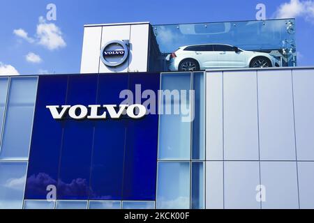 La salle d'exposition de voitures Volvo est photographiée à Cracovie, en Pologne, sur 18 août 2021. (Photo de Beata Zawrzel/NurPhoto) Banque D'Images