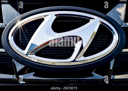 Le logo de la voiture Hyundai est représenté à Cracovie, en Pologne, sur 18 août 2021. (Photo de Beata Zawrzel/NurPhoto) Banque D'Images