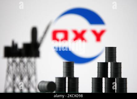 Le logo Occidental Petroleum Corporation (OXY) et les modèles d'une plate-forme de forage et de barils de pétrole sont illustrés sur cette photo prise à Kiev le 19 août 2021. (Photo par STR/NurPhoto) Banque D'Images
