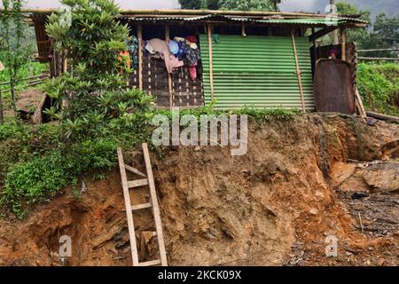 Une échelle en bois mène une petite falaise à une petite maison à Khechuperi, Sikkim, Inde, sur 02 juin 2010. En raison de la pauvreté dans de nombreuses zones rurales à Sikkim, de nombreuses maisons sont faites de matériaux simples comme la tôle et le bambou. (Photo de Creative Touch Imaging Ltd./NurPhoto) Banque D'Images