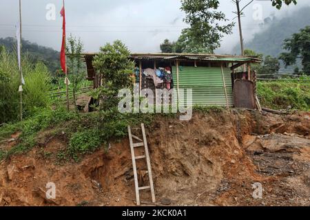 Une échelle en bois mène une petite falaise à une petite maison à Khechuperi, Sikkim, Inde, sur 02 juin 2010. En raison de la pauvreté dans de nombreuses zones rurales à Sikkim, de nombreuses maisons sont faites de matériaux simples comme la tôle et le bambou. (Photo de Creative Touch Imaging Ltd./NurPhoto) Banque D'Images