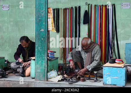 Des pavés réparent des chaussures le long de la route au Gangtok Bazar à Gangtok, Sikkim, Inde, sur 10 novembre 2012. (Photo de Creative Touch Imaging Ltd./NurPhoto) Banque D'Images