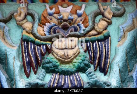 Détail de l'art de relief représentant une créature mythique semblable à un oiseau saisissant un serpent dans ses talons sur un bâtiment à Gangtok, Sikkim, Inde, sur 03 juin 2010. (Photo de Creative Touch Imaging Ltd./NurPhoto) Banque D'Images