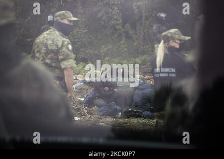 Un réfugié vu dans un camp de fortune après le passage illégal de la frontière à Usnarz Gorny sur 19 août 2021. (Photo de Maciej Luczniewski/NurPhoto) Banque D'Images