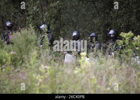 Police biélorusse vue dans un camp de fortune après le passage illégal de la frontière à Usnarz Gorny sur 19 août 2021. (Photo de Maciej Luczniewski/NurPhoto) Banque D'Images