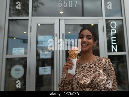 L'épouse de Jagmeet Singh, Gurkiran Kaur Sidhu, profite d'une glace alors qu'elle accompagne son mari lors d'une visite dans des entreprises locales avec les candidats néo-démocrates d'Edmonton, Blake Desjarlais et Heather McPherson, au cours de la campagne d'aujourd'hui en Alberta. Le jeudi 19 août 2021, à Edmonton, Alberta, Canada. (Photo par Artur Widak/NurPhoto) Banque D'Images