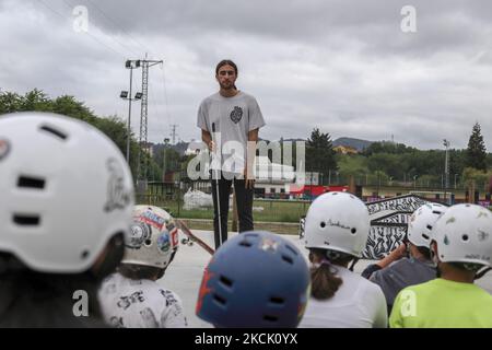 Le patineur avec des déficiences visuelles Marcelo Lusadi donne une conférence aux étudiants de l'atelier de skate organisé par le Conseil municipal de Noreña dans les Asturies. L'athlète ne s'est pas sorti de son skateboard malgré la perte de sa vision due à une maladie appelée la neuropathie optique de Leber. Cet Espagnol d'origine Argentine a surmonté la dépression, a piller son courage et est descendu sur la plaza avec son skateboard et sa canne blanche pour retrouver sa passion pour le patinage. (Photo d'Alvaro Fuente/NurPhoto) Banque D'Images