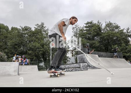 Le patineur à déficience visuelle Marcelo Lusadi donne une exposition aux étudiants de l'atelier de skate organisé par le Conseil municipal de Noreña dans les Asturies. L'athlète ne s'est pas sorti de son skateboard malgré la perte de sa vision due à une maladie appelée la neuropathie optique de Leber. Cet Espagnol d'origine Argentine a surmonté la dépression, a piller son courage et est descendu sur la plaza avec son skateboard et sa canne blanche pour retrouver sa passion pour le patinage. (Photo d'Alvaro Fuente/NurPhoto) Banque D'Images