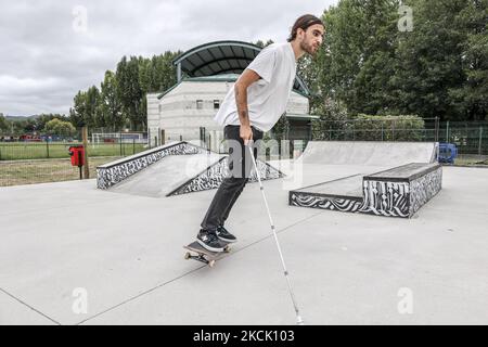 Le patineur à déficience visuelle Marcelo Lusadi donne une exposition aux étudiants de l'atelier de skate organisé par le Conseil municipal de Noreña dans les Asturies. L'athlète ne s'est pas sorti de son skateboard malgré la perte de sa vision due à une maladie appelée la neuropathie optique de Leber. Cet Espagnol d'origine Argentine a surmonté la dépression, a piller son courage et est descendu sur la plaza avec son skateboard et sa canne blanche pour retrouver sa passion pour le patinage. (Photo d'Alvaro Fuente/NurPhoto) Banque D'Images