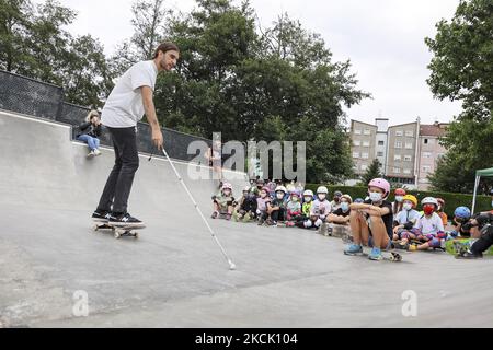 Le patineur à déficience visuelle Marcelo Lusadi donne une exposition aux étudiants de l'atelier de skate organisé par le Conseil municipal de Noreña dans les Asturies. L'athlète ne s'est pas sorti de son skateboard malgré la perte de sa vision due à une maladie appelée la neuropathie optique de Leber. Cet Espagnol d'origine Argentine a surmonté la dépression, a piller son courage et est descendu sur la plaza avec son skateboard et sa canne blanche pour retrouver sa passion pour le patinage. (Photo d'Alvaro Fuente/NurPhoto) Banque D'Images