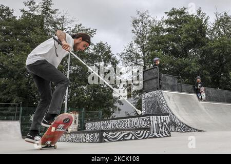 Le patineur à déficience visuelle Marcelo Lusadi donne une exposition aux étudiants de l'atelier de skate organisé par le Conseil municipal de Noreña dans les Asturies. L'athlète ne s'est pas sorti de son skateboard malgré la perte de sa vision due à une maladie appelée la neuropathie optique de Leber. Cet Espagnol d'origine Argentine a surmonté la dépression, a piller son courage et est descendu sur la plaza avec son skateboard et sa canne blanche pour retrouver sa passion pour le patinage. (Photo d'Alvaro Fuente/NurPhoto) Banque D'Images