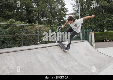 Le patineur à déficience visuelle Marcelo Lusadi donne une exposition aux étudiants de l'atelier de skate organisé par le Conseil municipal de Noreña dans les Asturies. L'athlète ne s'est pas sorti de son skateboard malgré la perte de sa vision due à une maladie appelée la neuropathie optique de Leber. Cet Espagnol d'origine Argentine a surmonté la dépression, a piller son courage et est descendu sur la plaza avec son skateboard et sa canne blanche pour retrouver sa passion pour le patinage. (Photo d'Alvaro Fuente/NurPhoto) Banque D'Images