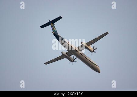 Olympic Air, filiale de Aegean Airlines, membre de Star Alliance, Bombardier DHC-8-402Q Dash 8 PROPELLER avec enregistrement SX-OBC vu atterrissage à l'aéroport international de Thessalonique Makedonia SKG LGTS. Thessalonique est une destination de voyage estivale populaire pour les plages et la nature de Halkidiki et Pieria à proximité. La circulation des passagers a diminué en raison de la pandémie du coronavirus Covid-19 qui a touché l'industrie du tourisme et de l'aviation. Thessalonique, Grèce sur Austust 16, 2021 (photo de Nicolas Economou/NurPhoto) Banque D'Images