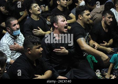 Les réfugiés musulmans chiites afghans vivant en Inde ont battu leurs coffres pour pleurer lorsqu'ils assistent à une procession pour célébrer l'anniversaire de la mort d'Ashura, l'imam Hussein, petit-fils du prophète Mahomet, à New Delhi, en Inde, sur 20 août 2021. (Photo de Mayank Makhija/NurPhoto) Banque D'Images