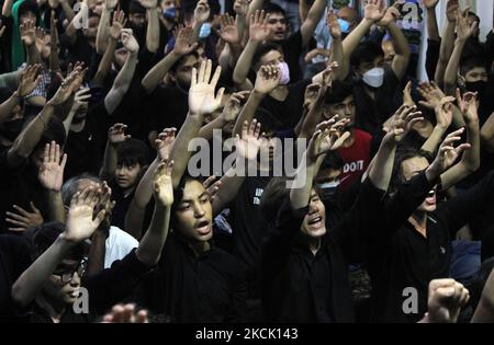 Les réfugiés musulmans chiites afghans vivant en Inde crient des slogans religieux alors qu'ils assistaient à une procession pour célébrer l'anniversaire de la mort d'Ashura, l'Imam Hussein, petit-fils du prophète Mahomet, à New Delhi, en Inde, sur 20 août 2021. (Photo de Mayank Makhija/NurPhoto) Banque D'Images